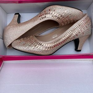Lucita Women's Low Heels Size 8 Champagne Color with Glitter NEW